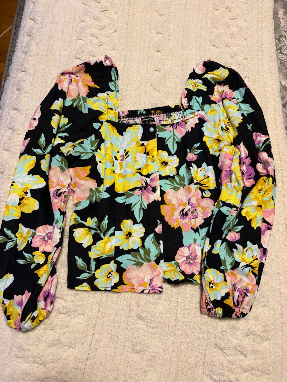M | Who What Wear Black Floral Puff-Sleeve Crop Top with Yellow & Pink Blooms